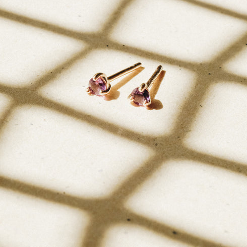 Three Claw Mini Amethyst Stud Earrings in Yellow Gold